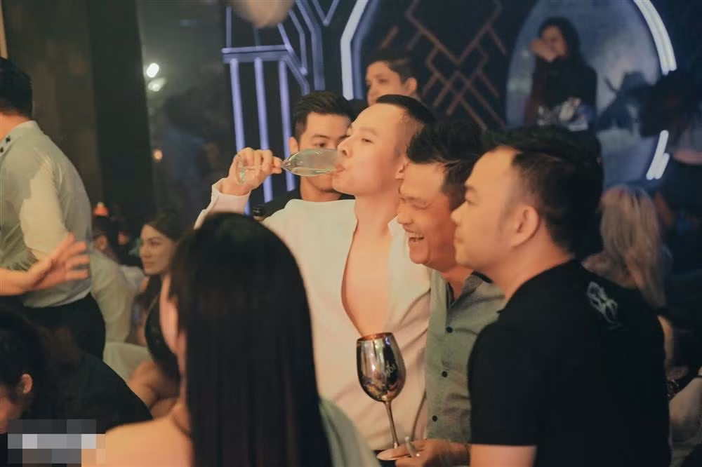 Ro nghi van Vu Khac Tiep va Linh Chi cach mat nhau-Hinh-2