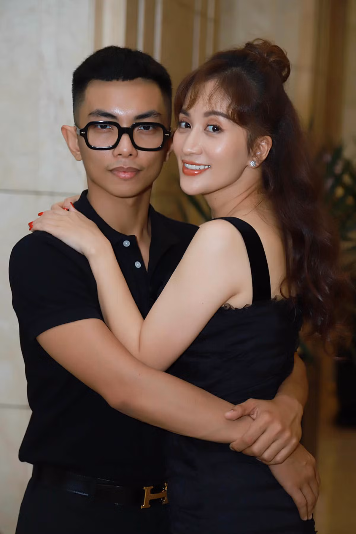  Phan Hiển: Chuyện tình của cặp đôi chênh lệch 12 tuổi Khánh Thi - Phan Hiển cũng vướng phải không ít ồn ào. Cậu học trò Phan Hiển đem lòng yêu cô giáo ngay từ những ngày đầu gặp gỡ. 