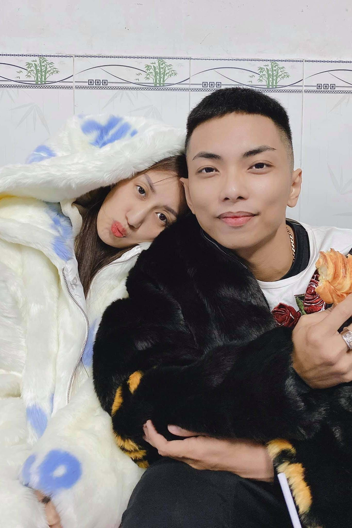  Theo thời gian, sự chân thành của Phan Hiển đã làm Khánh Thi rung động. Tuy nhiên, khi chuyện tình “cô - trò” bị lộ, Khánh Thi phải chịu sức ép từ nhiều phía, đặc biệt là dư luận.