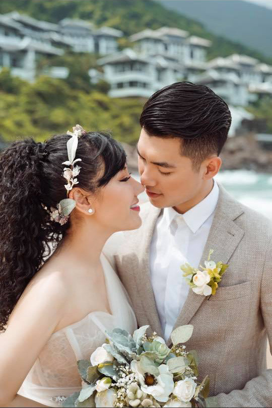 Quyết định gắn bó trọn đời, mẫu nam cùng nữ doanh nhân hơn nhiều tuổi đã đi đăng ký kết hôn cách đây vài tháng trước. Anh cũng chuyển hẳn ra Hà Nội sống và làm kinh doanh.