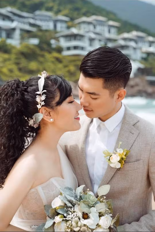 Quyết định gắn bó trọn đời, mẫu nam cùng nữ doanh nhân hơn nhiều tuổi đã đi đăng ký kết hôn cách đây vài tháng trước. Anh cũng chuyển hẳn ra Hà Nội sống và làm kinh doanh.