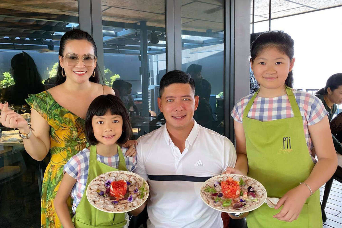 Cả gia đình cũng thường xuyên xuất hiện bên nhau trong nhiều sự kiện. Dù nam diễn viên nhiều lần dính tin đồn tình ái nhưng Anh Thơ vẫn luôn rộng lượng và chín chắn trong cách cư xử bảo vệ gia đình.