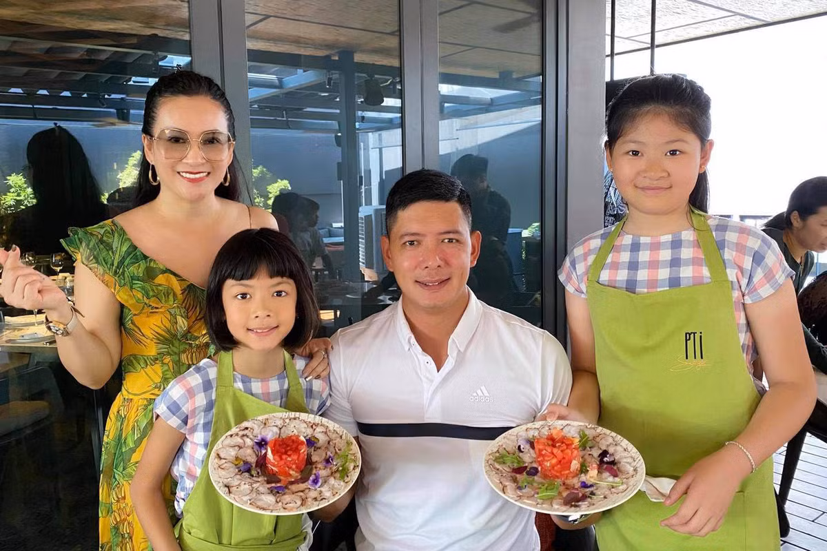 Cả gia đình cũng thường xuyên xuất hiện bên nhau trong nhiều sự kiện. Dù nam diễn viên nhiều lần dính tin đồn tình ái nhưng Anh Thơ vẫn luôn rộng lượng và chín chắn trong cách cư xử bảo vệ gia đình.