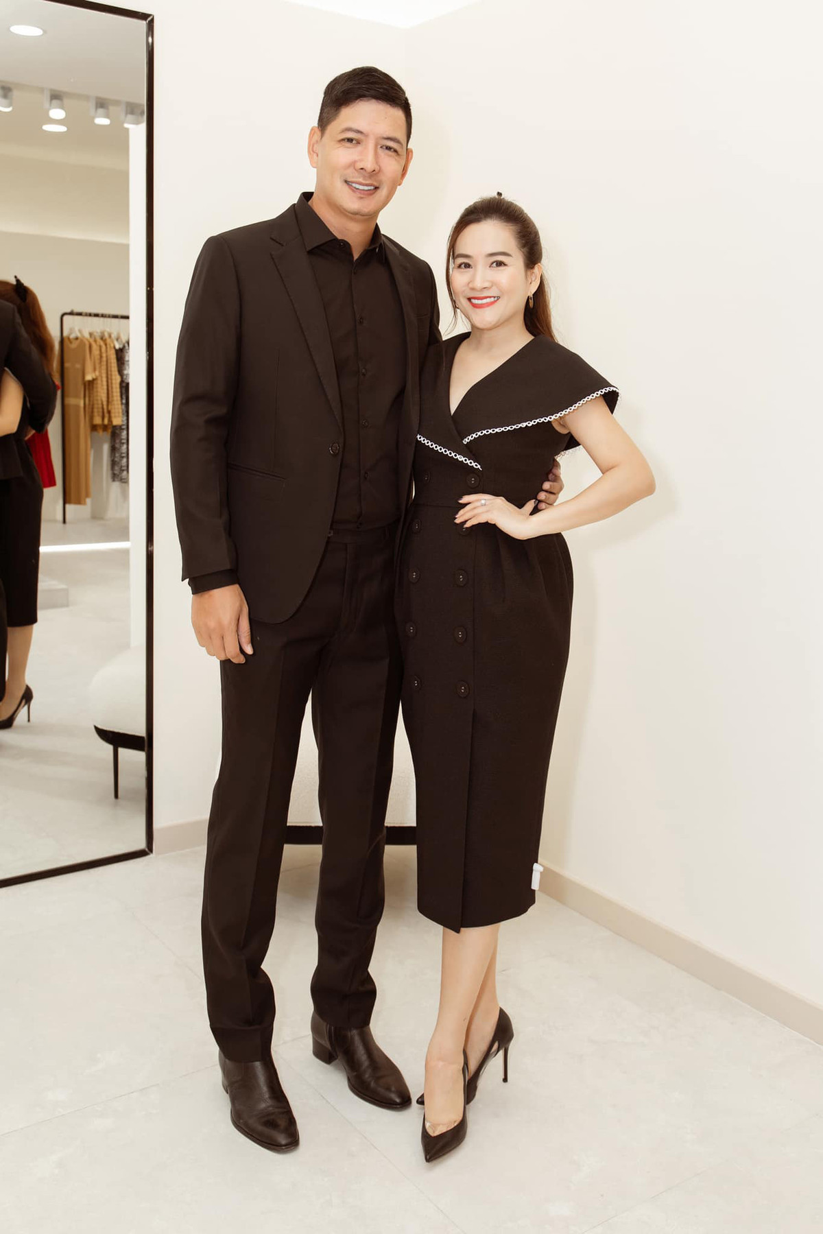  Bình Minh: Bình Minh sinh năm 1981 và bà xã Anh Thơ - một doanh nhân thành đạt hơn anh 5 tuổi. 