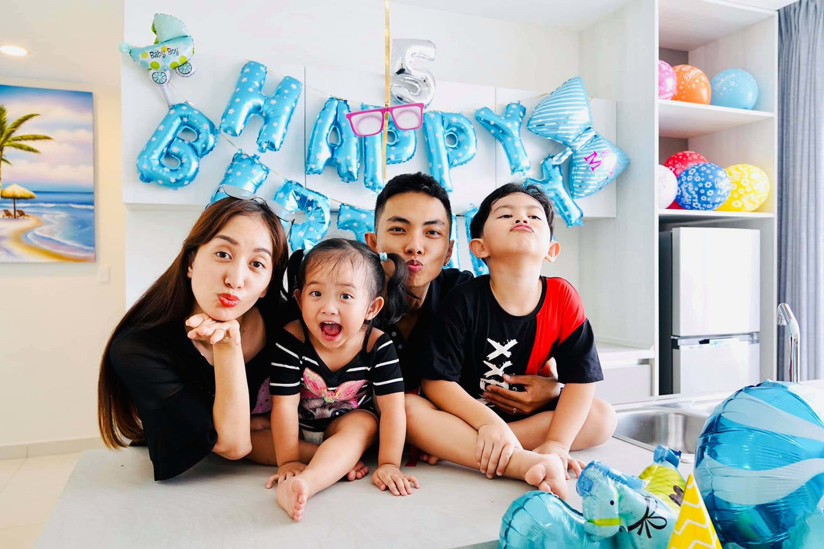 Trải qua những sóng gió, cặp đôi cuối cùng cũng đã đến được với nhau bằng tình yêu chân thành. Đến thời điểm hiện tại, Khánh Thi đã có thể nở một nụ cười hạnh phúc và viên mãn khi có chồng trẻ rất yêu vợ và hai đứa con bụ bẫm, đáng yêu.