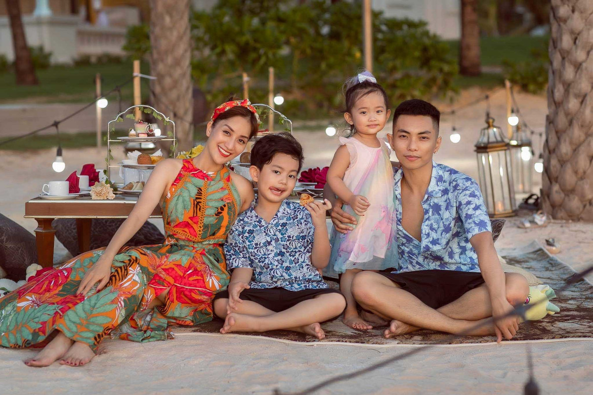 Sau quá nhiều sóng gió và thử thách, cuộc hôn nhân đầy "sóng gió" của cả hai đã phủ đầy một màu hồng.