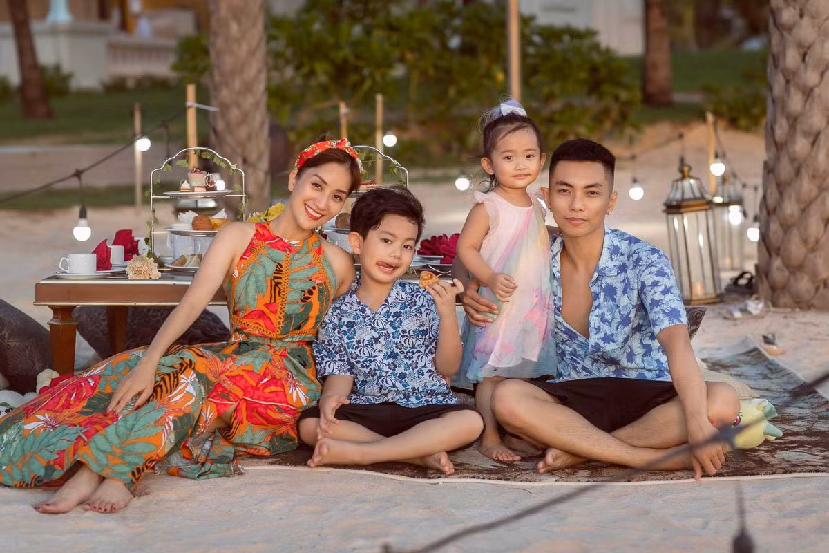 Sau quá nhiều sóng gió và thử thách, cuộc hôn nhân đầy "sóng gió" của cả hai đã phủ đầy một màu hồng.