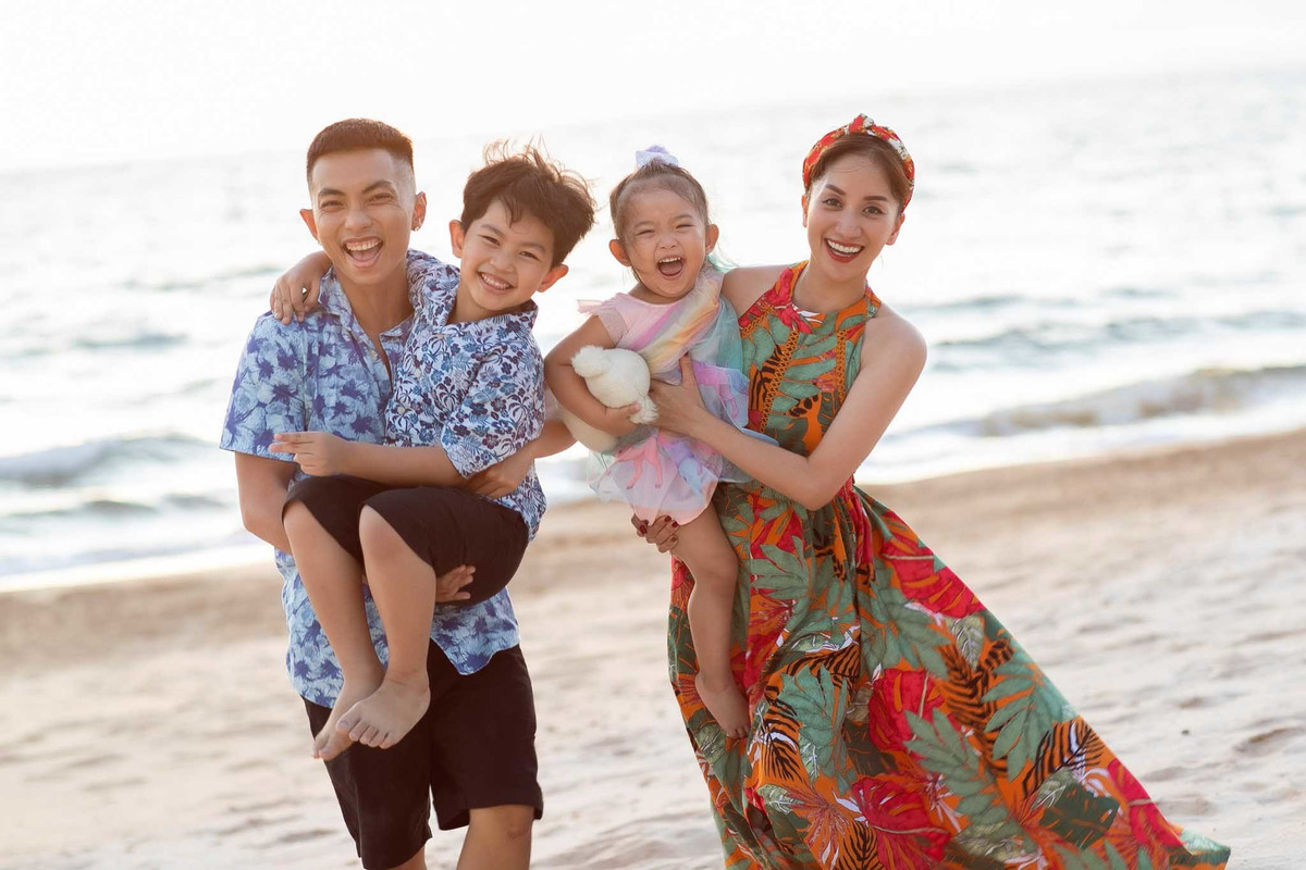 Bên cạnh vấn đế tuổi tác, “nữ hoàng dance sport” còn bị đồn đoán rằng yêu Phan Hiển chỉ vì tiền khi gia thế của anh được tiết lộ.