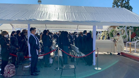 Được biết đúng vào 10h sáng ngày 19/12 tại Mỹ, tương đương rạng sáng ngày 20/12 ở Việt Nam, ca sĩ Phương Loan và gia đình tổ chức thánh lễ an táng tại giáo xứ Thánh Linh (Fountain Valley, Mỹ), chuẩn bị đưa thi thể cố nghệ sĩ Chí Tài về nơi an nghỉ cuối cùng. Theo thông tin ghi trên cáo phó, đến 13h (giờ tại Mỹ) cùng ngày, linh cữu Chí Tài sẽ được hỏa táng, vĩnh viễn rời cõi trần để về với Chúa. Nghi thức hỏa táng sẽ được diễn ra tại nghĩa trang Peek Family. Sau đó, vào ngày 22/12, tro cốt của nghệ sĩ Chí Tài sẽ được an vị tại nghĩa trang Holy Sepulcher Cemetery.