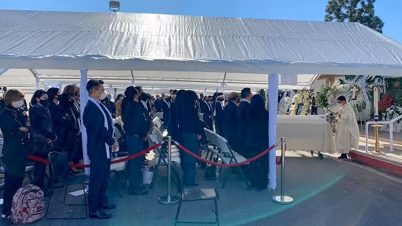 Được biết đúng vào 10h sáng ngày 19/12 tại Mỹ, tương đương rạng sáng ngày 20/12 ở Việt Nam, ca sĩ Phương Loan và gia đình tổ chức thánh lễ an táng tại giáo xứ Thánh Linh (Fountain Valley, Mỹ), chuẩn bị đưa thi thể cố nghệ sĩ Chí Tài về nơi an nghỉ cuối cùng. Theo thông tin ghi trên cáo phó, đến 13h (giờ tại Mỹ) cùng ngày, linh cữu Chí Tài sẽ được hỏa táng, vĩnh viễn rời cõi trần để về với Chúa. Nghi thức hỏa táng sẽ được diễn ra tại nghĩa trang Peek Family. Sau đó, vào ngày 22/12, tro cốt của nghệ sĩ Chí Tài sẽ được an vị tại nghĩa trang Holy Sepulcher Cemetery.