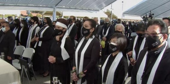 Trong buổi lễ, ca khúc Nhỏ ơi do cố nghệ sĩ thể hiện đã được phát lên để tưởng nhớ khiến tất cả những người có mặt tại thánh đường và đồng nghiệp vô cùng xúc động. Đặc biệt bà xã cố nghệ sĩ Chí Tài, dù đã giữ bình tĩnh từ đầu buổi lễ nhưng ngay khi giọng hát của người bạn đời được phát lên, chị bé Heo đã bật khóc nức nở. Khoảnh khắc cô vừa rơi nước mắt, vừa đưa tay xoa lên gương mặt Chí Tài trong di ảnh một cách bịn rịn khiến nhiều người không khỏi thương xót.