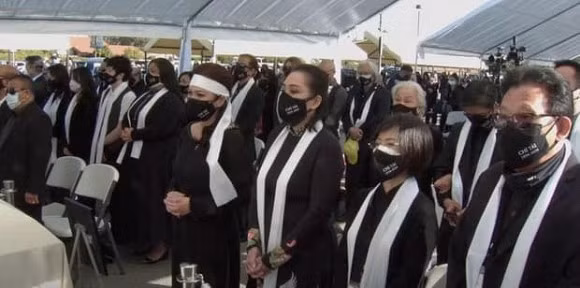 Trong buổi lễ, ca khúc Nhỏ ơi do cố nghệ sĩ thể hiện đã được phát lên để tưởng nhớ khiến tất cả những người có mặt tại thánh đường và đồng nghiệp vô cùng xúc động. Đặc biệt bà xã cố nghệ sĩ Chí Tài, dù đã giữ bình tĩnh từ đầu buổi lễ nhưng ngay khi giọng hát của người bạn đời được phát lên, chị bé Heo đã bật khóc nức nở. Khoảnh khắc cô vừa rơi nước mắt, vừa đưa tay xoa lên gương mặt Chí Tài trong di ảnh một cách bịn rịn khiến nhiều người không khỏi thương xót.