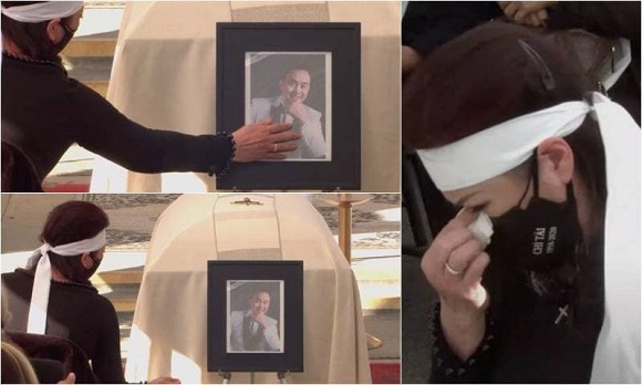 Hình ảnh chị bé Heo đặt tay lên di ảnh lên người bạn đời. Giờ đây, cố nghệ sĩ đã ra đi mãi mãi, người chồng một lòng chị yêu thương đã không còn trên cõi đời nữa.