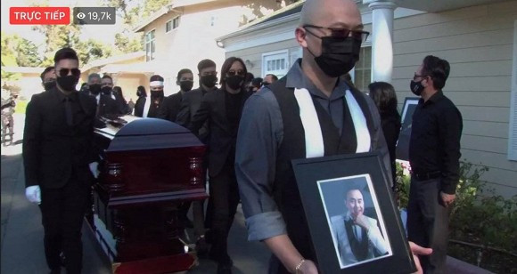 Thi hài cố nghệ sĩ Chí Tài đã đến nhà quàn và đang di chuyển vào bên trong trước khi hỏa táng. Gửi lời cảm ơn đến quý khán giả, chị bé Heo bật khóc xúc động: "Phương Loan chân thành cảm tạ các anh chị, cô bác đã giúp đỡ Loan rất nhiều. Nếu không có quý vị thì Phương Loan không biết thế nào. Về bài hát bé Heo xin gửi đến anh Chí Tài là bài "Anh ở đâu" bé Heo chưa hát bao giờ cho anh, hôm nay bé Heo hát cho anh nghe nhé".