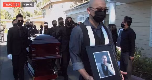 Thi hài cố nghệ sĩ Chí Tài đã đến nhà quàn và đang di chuyển vào bên trong trước khi hỏa táng. Gửi lời cảm ơn đến quý khán giả, chị bé Heo bật khóc xúc động: "Phương Loan chân thành cảm tạ các anh chị, cô bác đã giúp đỡ Loan rất nhiều. Nếu không có quý vị thì Phương Loan không biết thế nào. Về bài hát bé Heo xin gửi đến anh Chí Tài là bài "Anh ở đâu" bé Heo chưa hát bao giờ cho anh, hôm nay bé Heo hát cho anh nghe nhé".