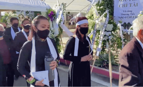 Dòng người đã di chuyển đến nhà quàn để hỏa táng linh cữu cố nghệ sĩ. Được biết, đến 13h (giờ địa phương) linh cữu cố nghệ sĩ chính thức được đưa vào hỏa táng tại nhà quàn. Sau đó, vào ngày 22/12 tro cốt của Chí Tài sẽ được an vị tại nghĩa trang Holy Sepulcher Cemetery.