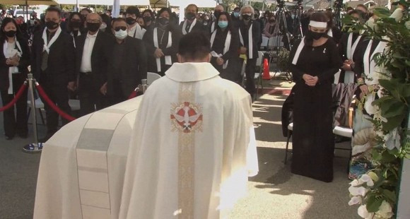 Linh cữu cố nghệ sĩ bắt đầu được đưa đến nơi hỏa táng.