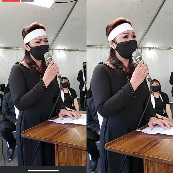 Đồng thời, vợ cố nghệ sĩ còn hát lạc giọng gửi tặng cho người bạn đời. "Em sẽ mãi yêu anh mà thôi", là lời chị bé Heo gửi đến người chồng quá cố. "Chí Tài ơi, em vội vã ra đời nhưng em cũng vội vã bỏ mọi người đi. Biết là sinh lão bệnh tử, nhưng em đi đã đi để lại bao nhiêu niềm thương tiếc. Chí Tài ơi, gia đình xin vĩnh biệt em, xa cách nghìn trùng", chị hai của cố nghệ sĩ nghẹn ngào và bật khóc chia sẻ.