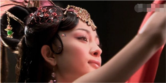 Kể từ khi đóng trong Cung tỏa tâm ngọc vào năm 2011, Dương Mịch thường xuyên bị chê là “bình hoa di động”, diễn xuất không có hồn và là cái tên quen thuộc trong danh sách đề cử Nữ diễn viên tệ nhất tại giải Cây chổi vàng.