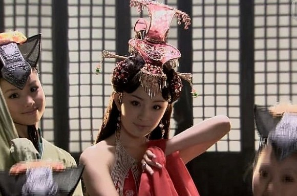 Nhưng có lẽ không nhiều người biết, trước khi bị chê là “bình hoa di động”, Dương Mịch có một vai diễn cực kỳ ấn tượng từ nhan sắc đến diễn xuất, đó là vai Vương Chiêu Quân trong bộ phim cùng tên chiếu năm 2007.