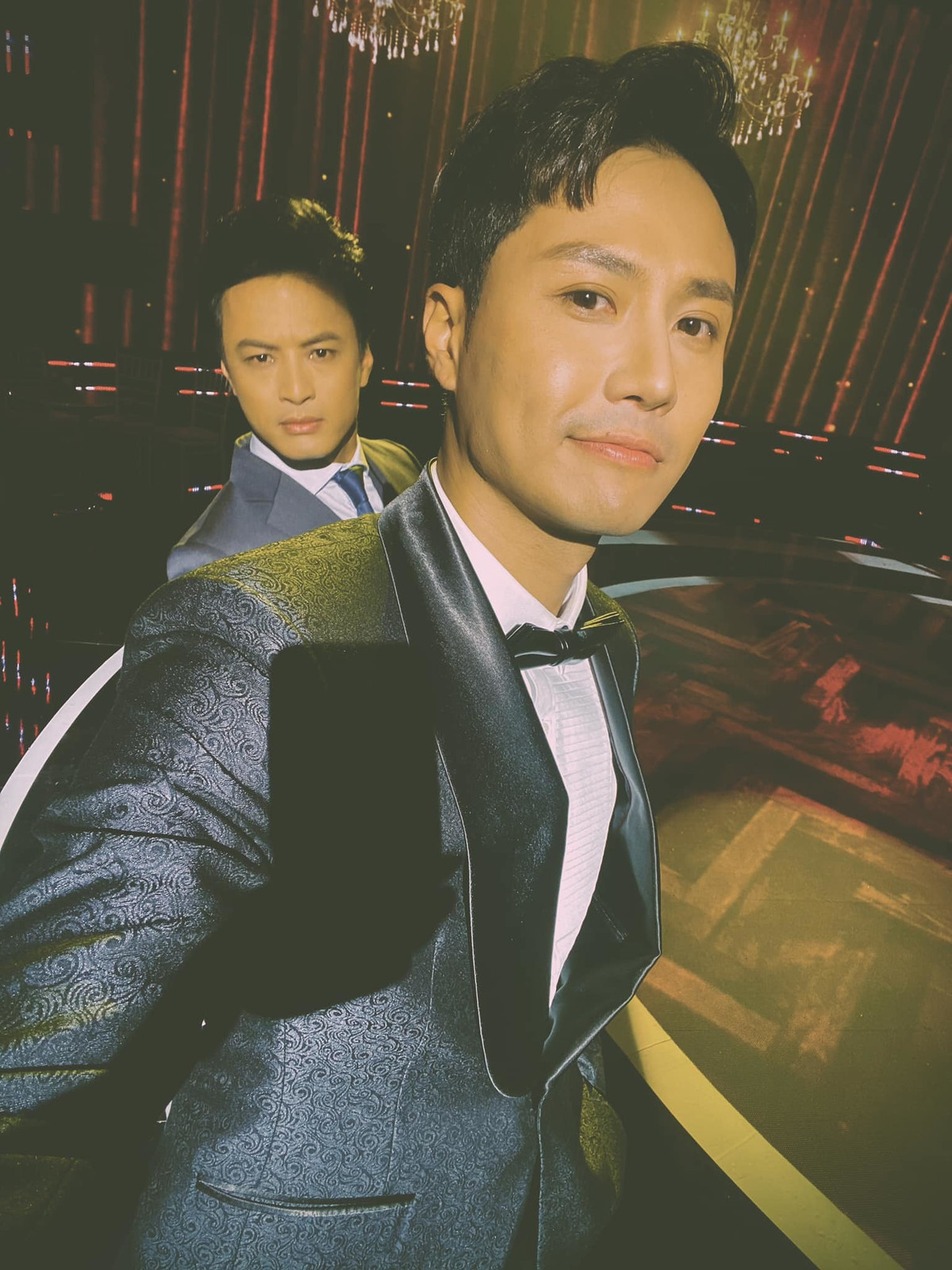 Thanh Sơn diện vest bảnh bao selfie cùng Hồng Đăng.