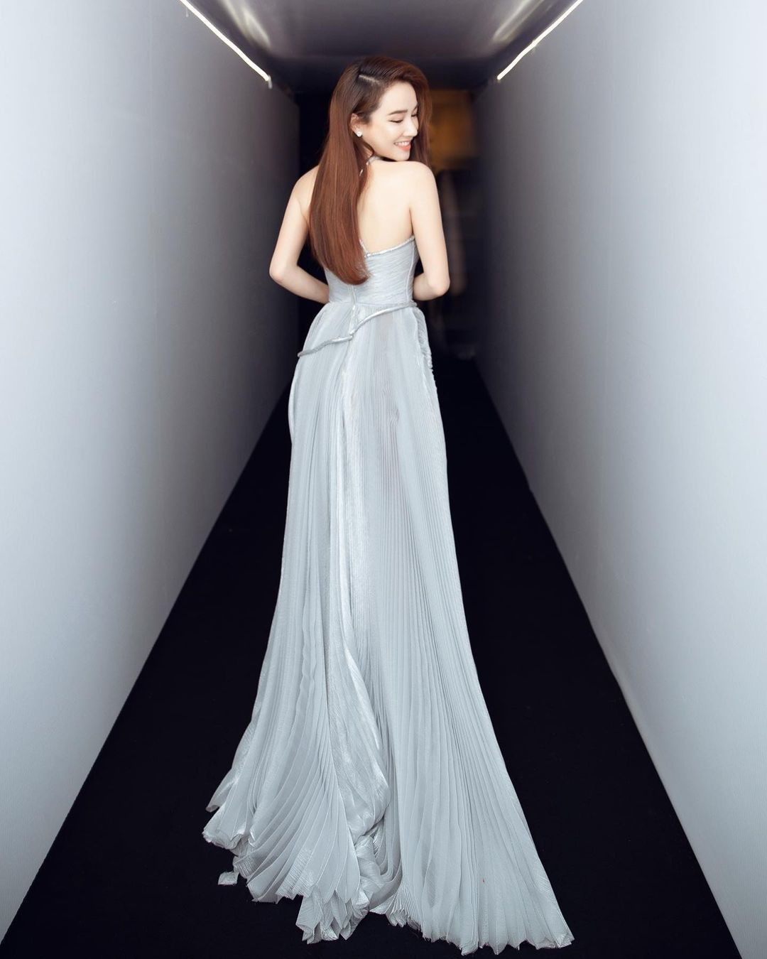 Nhã Phương khoe dáng thon, lưng trần quyến rũ.