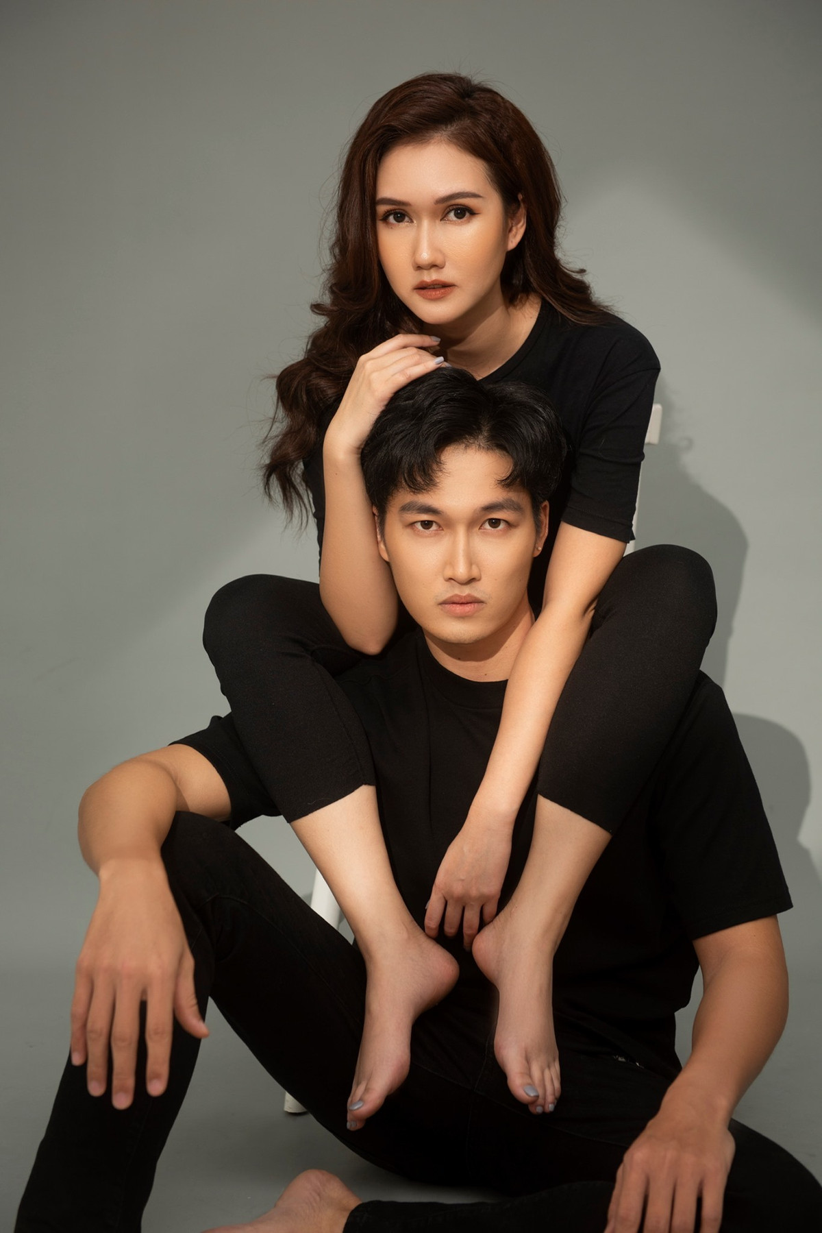 "Muốn ngồi vào vị trí không ai ngồi được thì ngồi lên đầu anh này", Đình Tú và Hương Giang tung ảnh đôi ngộ nghĩnh.