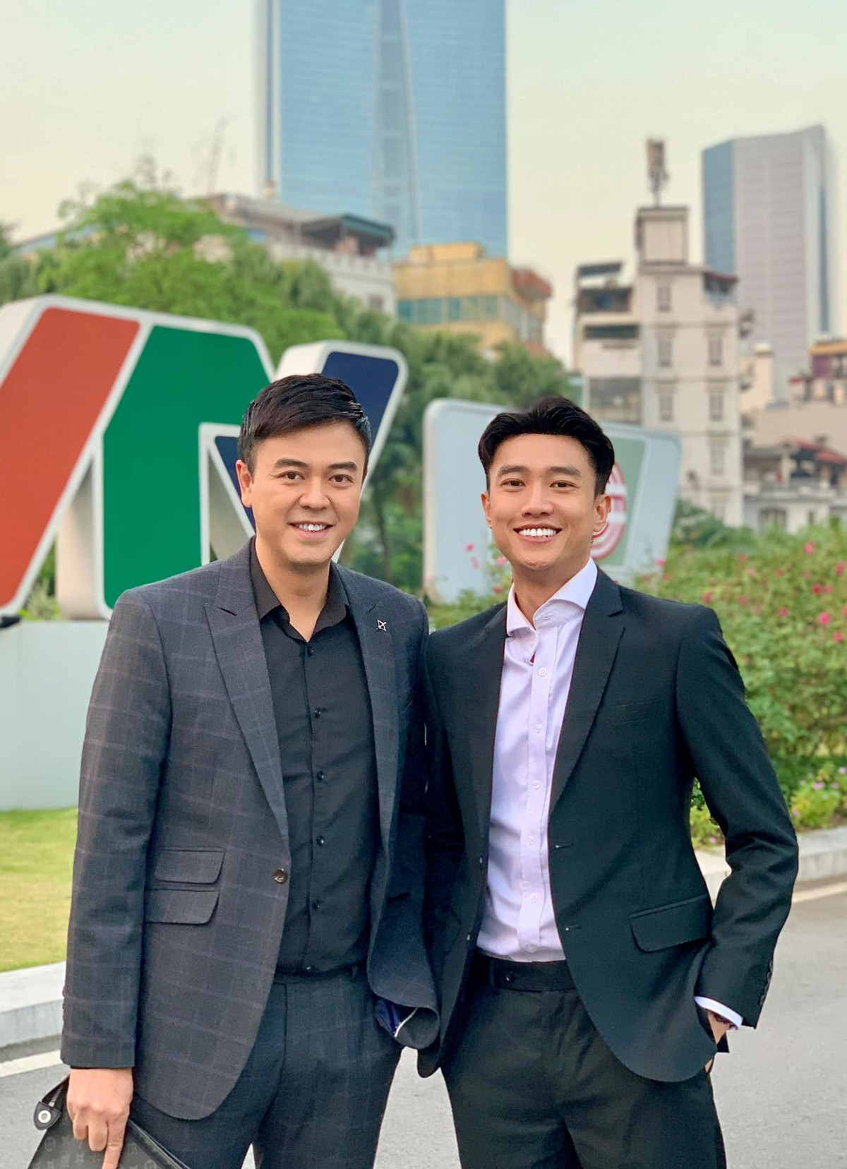 "Hai anh em rể lên Đài để tìm hai chị em mà không thấy", MC Tuấn Tú bảnh bao chụp ảnh cùng Quốc Trường.