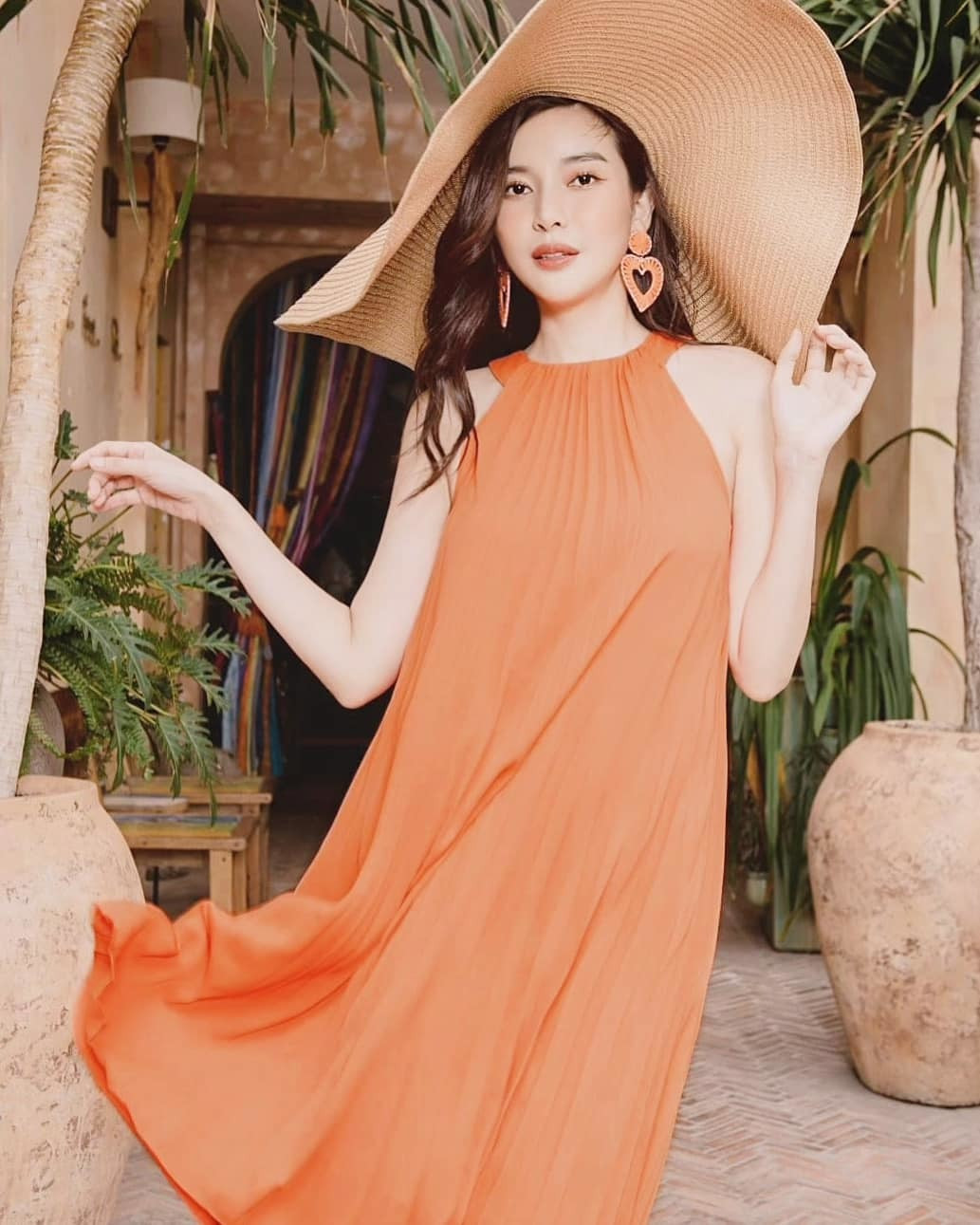 "Thôi đừng buồn nữa nhé, giận dỗi chi cuộc đời, đã có ngày nắng đẹp, phải có ngày mưa rơi", Cao Thái Hà chia sẻ triết lý sống.