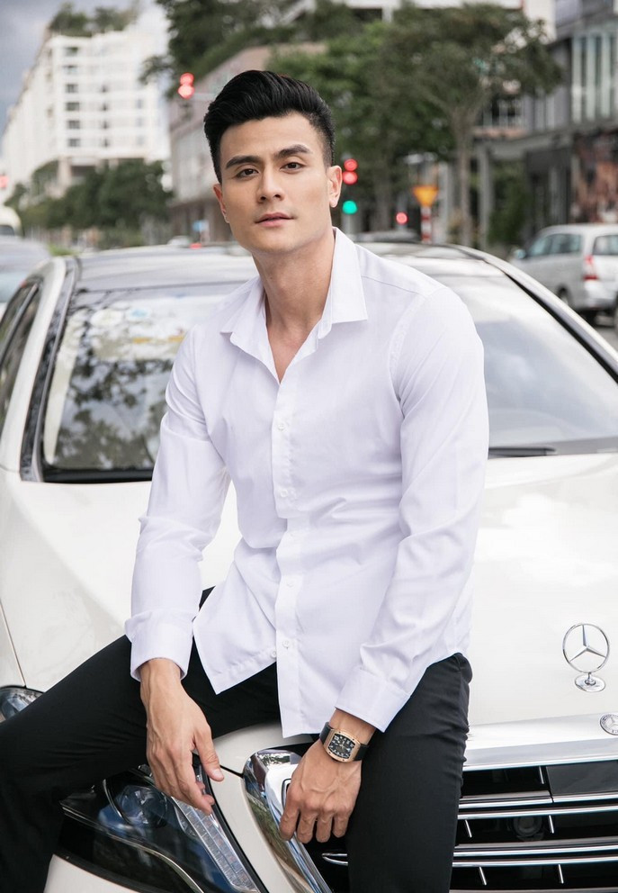 Vĩnh Thụy bảnh bao, chuẩn "soái ca" với quần tây, sơ mi trắng. Nam người mẫu vừa qua gây chú ý khi trở lại sàn diễn sau 4 năm vắng bóng.