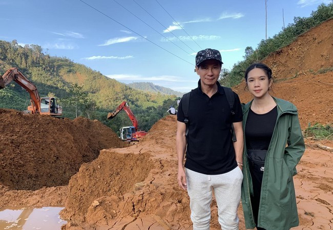 Sao Việt ngày 4/11: Vợ chồng Lý Hải - Minh Hà chia sẻ ảnh khi đến cứu trợ đồng bào miền Trung tại Huyện Bắc Trà My (Quảng Nam). Cặp đôi hiện đã trở về Sài Gòn để tiếp tục công việc và lên kế hoạch cho lần trở lại vào vài ngày tới.