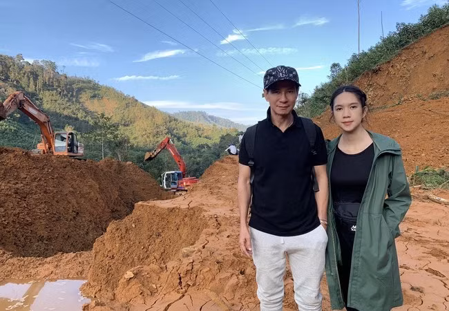 Sao Việt ngày 4/11: Vợ chồng Lý Hải - Minh Hà chia sẻ ảnh khi đến cứu trợ đồng bào miền Trung tại Huyện Bắc Trà My (Quảng Nam). Cặp đôi hiện đã trở về Sài Gòn để tiếp tục công việc và lên kế hoạch cho lần trở lại vào vài ngày tới.