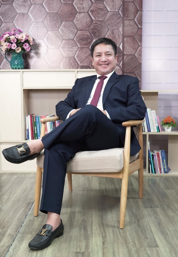 Chí Trung than phiền thời gian biểu của anh trong một ngày quá hạn hẹp. Nam nghệ sĩ thời gian qua tận hưởng mối tình hạnh phúc bên bạn gái doanh nhân kém 18 tuổi.