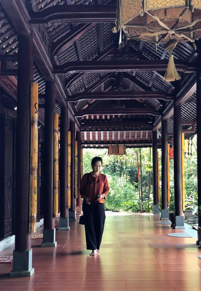 NSND Lan Hương chia sẻ khoảnh khắc bình yên khi cùng bạn lên chùa lễ Phật. "Mong bầu trời miền Trung mãi trong xanh", chị bày tỏ ước nguyện.