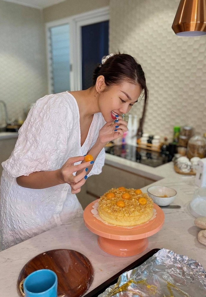 Siêu mẫu Thanh Hằng tự tay vào bếp làm món bánh bông lan trứng muối dành tặng người bạn thân - ca sĩ Hồ Ngọc Hà.