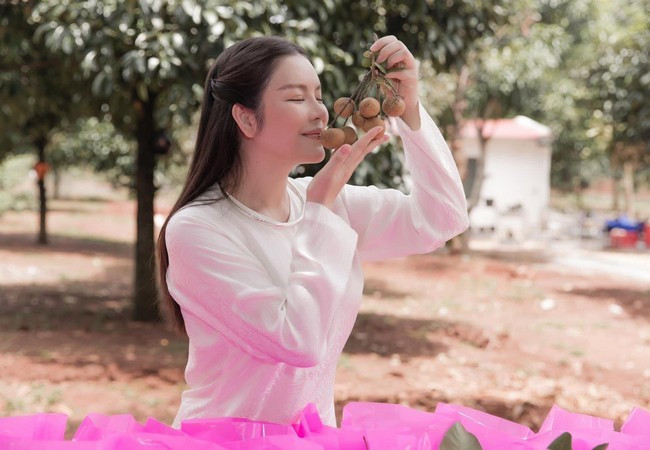 Lý Nhã Kỳ mãn nguyện khi được tận tay hái và thưởng thức nhãn ngọt do chính tay mình trồng ở vườn nhà.