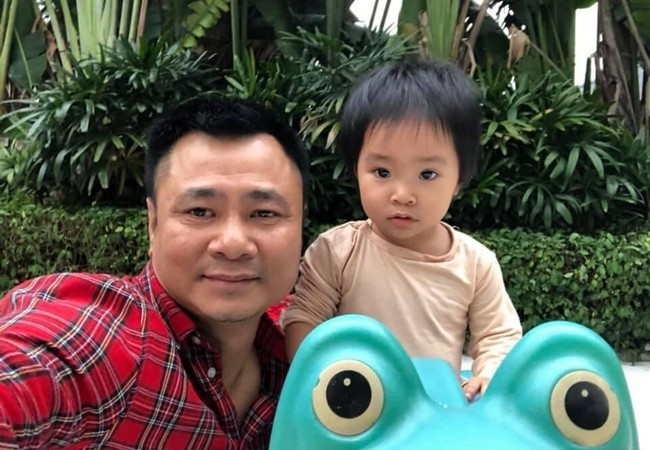 NSND Tự Long tình cảm selfie bên con gái và mong con mau hết bệnh.