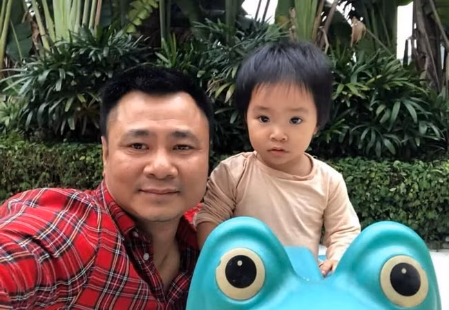 NSND Tự Long tình cảm selfie bên con gái và mong con mau hết bệnh.