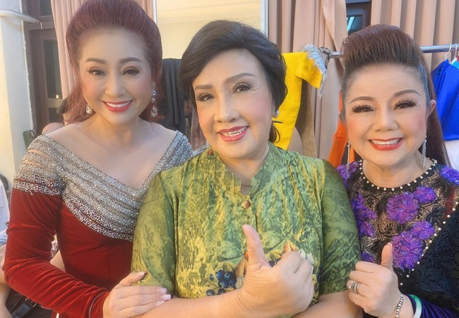 Bộ ba nữ nghệ sĩ tài danh của sân khấu cải lương: NSND Lệ Thủy, NSND Thoại Miêu và NSƯT Thoại Mỹ vừa hội ngộ trong sự kiện trao giải thưởng Trần Hữu Trang.