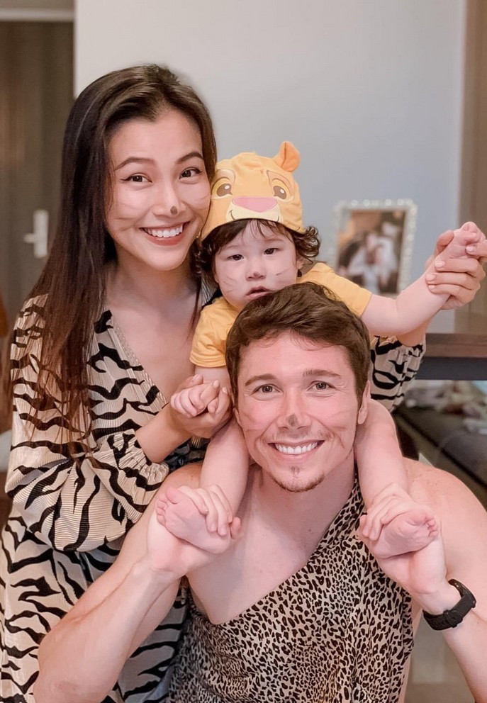 Á hậu Hoàng Oanh cùng ông xã và con hạnh phúc vì được ra đường sau thời gian cách ly xã hội.