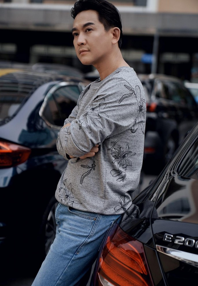 Hứa Vỹ Văn được khen phong độ, điển trai dù chuẩn bị bước sang tuổi 41.