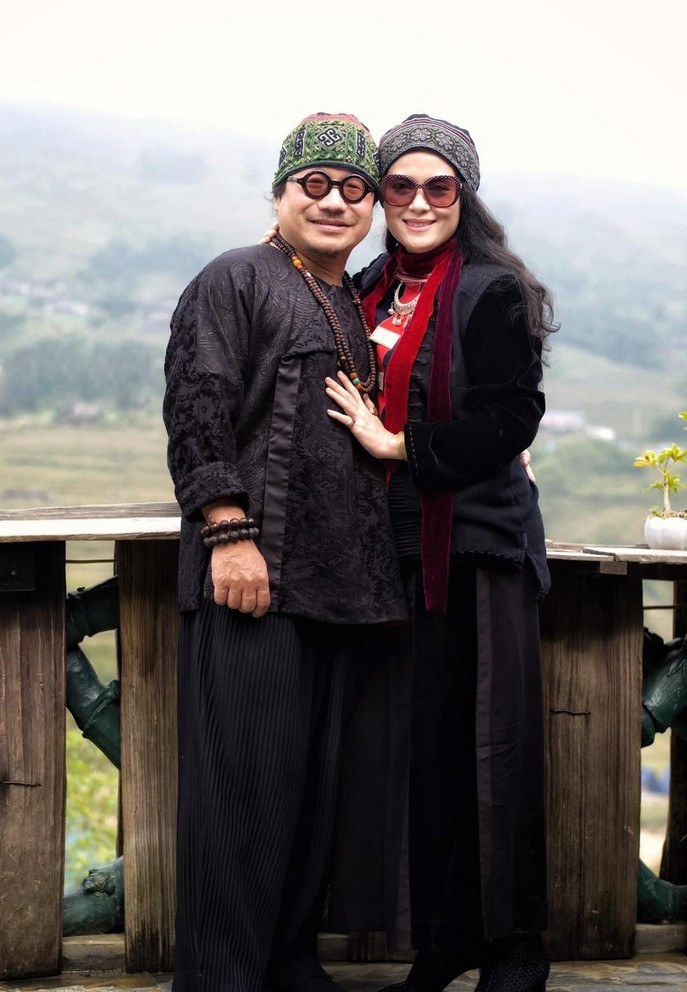 Vợ chồng nghệ sĩ saxophone Trần Mạnh Tuấn chụp ảnh kỷ niệm trong chuyến du lịch tại Sa Pa cùng những người bạn.