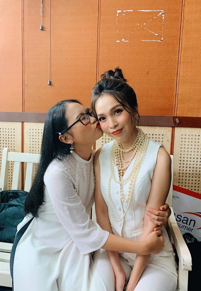 Ca sĩ Hiền Thục và học trò Phương Mỹ Chi bất ngờ hội ngộ trong một dự án âm nhạc. Tấm ảnh được đăng tải góp phần xóa tan tin đồn mâu thuẫn giữa 2 thầy trò trong nhiều năm qua.