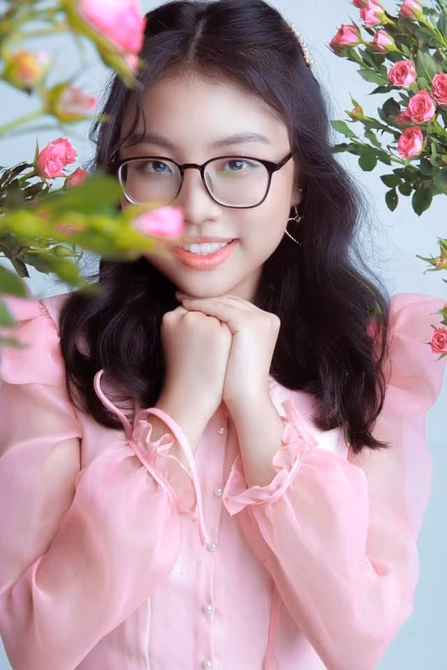 "Ai cũng bảo nổi tiếng sớm sẽ bị mất mát nhiều thứ nhưng tôi nghĩ, sự mất mát đó cũng chỉ là bài học cho mình tốt hơn. Từ những gì đã trải qua, tôi biết mình phải kiềm chế hơn, không được quá đà. Tôi mà gặp ai đúng gu hay bạn bè thân thiết là giỡn như bị điên nên cần phải ý tứ lại.