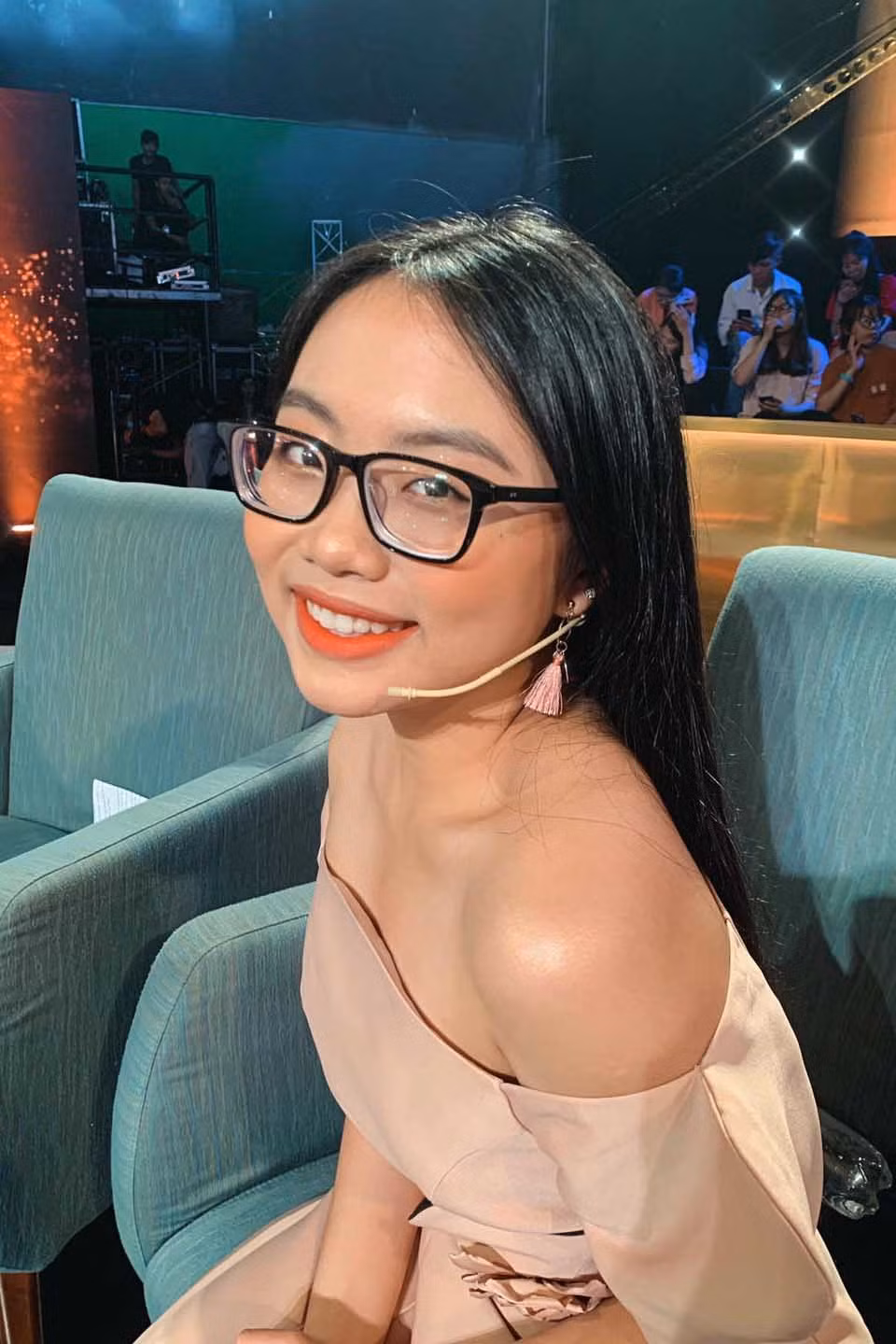 Có thời điểm, cô bị nhận xét là ăn mặc không phù hợp với lứa tuổi khi thường xuyên diện những trang phục quần short ngắn, áo 2 dây, crop-top khoe eo… cùng lối trang điểm đậm. 