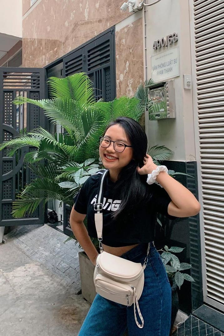 Thời gian qua, bên cạnh việc học, Phương Mỹ Chi cũng hoạt động nghệ thuật năng nổ, ra mắt không ít sản phẩm âm nhạc. Mặc dù sở hữu chất giọng chuyên trị dòng nhạc dân ca nhưng khi cô nàng đá sân sang nhạc pop cũng không khó để chinh phục. 