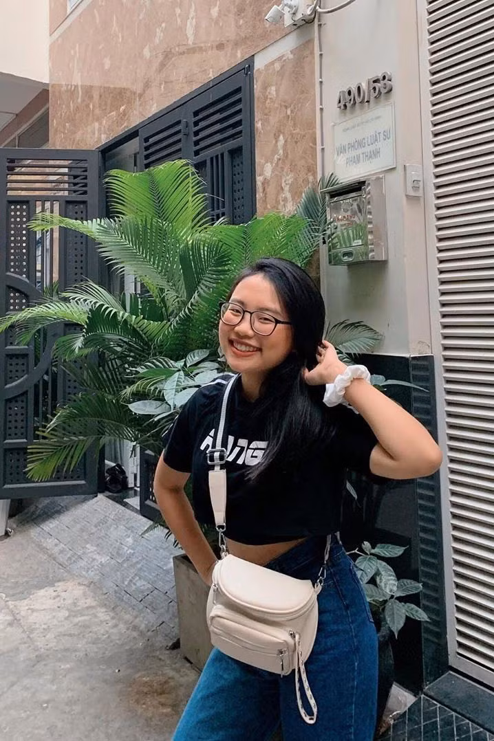 Thời gian qua, bên cạnh việc học, Phương Mỹ Chi cũng hoạt động nghệ thuật năng nổ, ra mắt không ít sản phẩm âm nhạc. Mặc dù sở hữu chất giọng chuyên trị dòng nhạc dân ca nhưng khi cô nàng đá sân sang nhạc pop cũng không khó để chinh phục. 