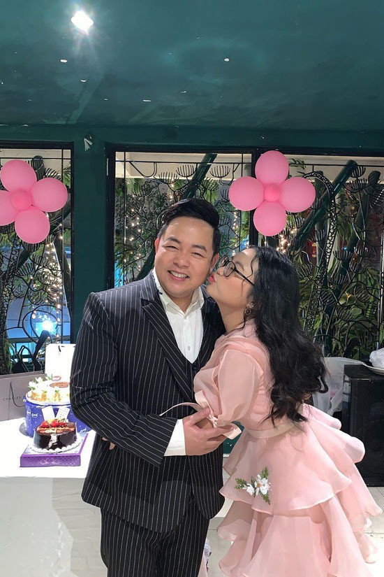 Quang Lê từng tiết lộ, cát-xê của Phương Mỹ Chi cao gấp đôi anh. Cụ thể, trong một show diễn tại Mỹ, cô bé nhận cát-xê 6.000 USD (gần 150 triệu), khá cao so với nhiều nghệ sĩ tên tuổi. Thậm chí ngang ngửa nhiều sao hạng A trong showbiz.