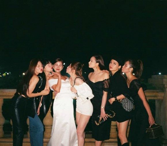 Quả thật cô dâu mới Thu Hoài vô cùng xinh đẹp và nóng bỏng nhưng lại bị hai cô bạn mỹ nhân là Lã Thanh Huyền và Quỳnh Nga chiếm spotlight.