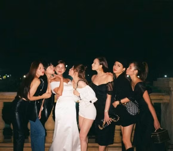 Quả thật cô dâu mới Thu Hoài vô cùng xinh đẹp và nóng bỏng nhưng lại bị hai cô bạn mỹ nhân là Lã Thanh Huyền và Quỳnh Nga chiếm spotlight.